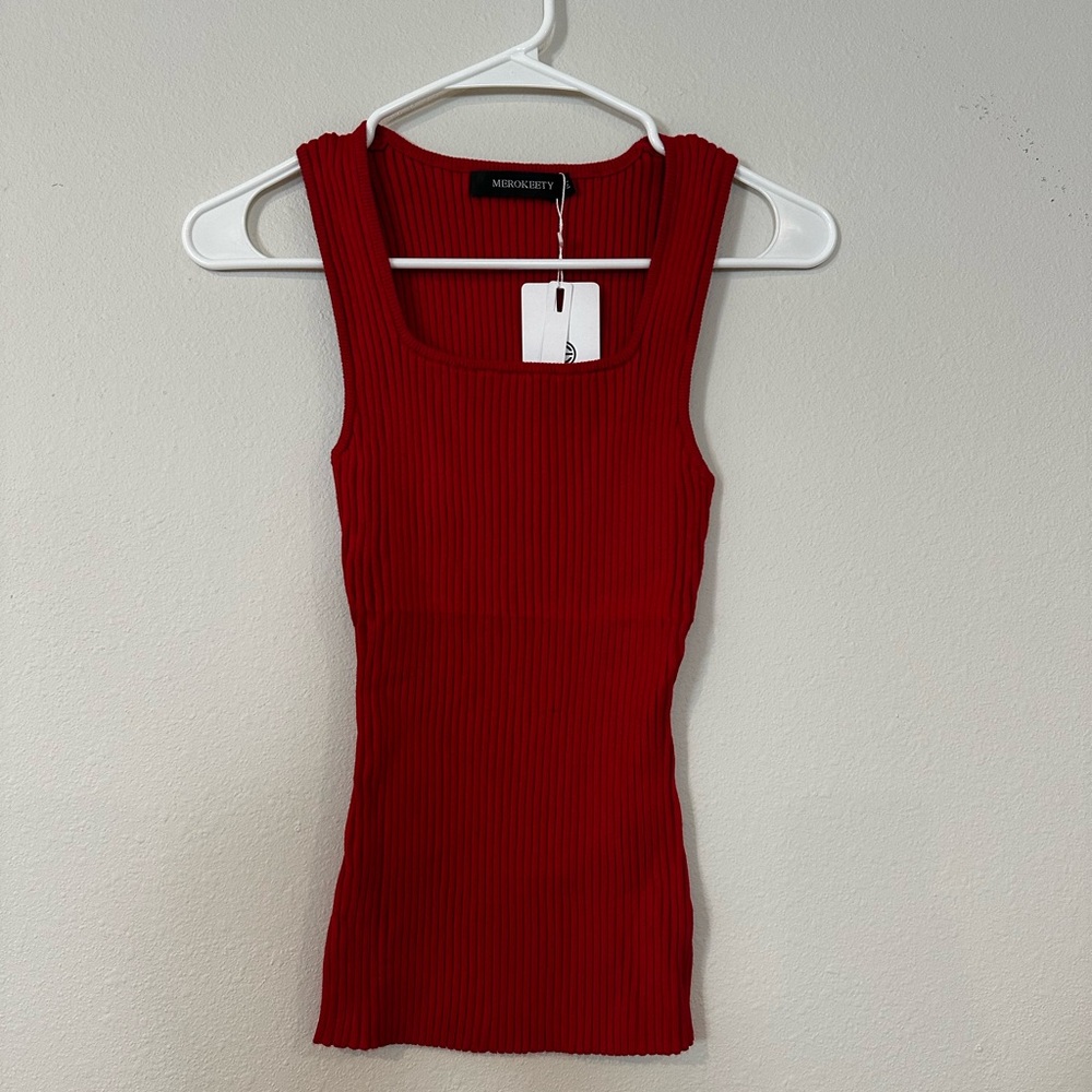 NWT ribbed tank top with a‎ square neckline. It’s Sz M but stretches from Sz S-L